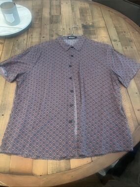 Short-Sleeve Casual Button-Down Shirt in Blue and Red Geo Print